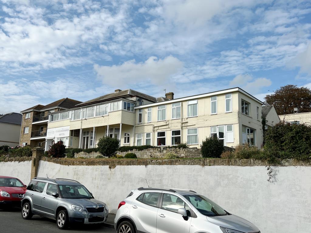 Lot: 99 - HOTEL WITH PLANNING FOR PARTIAL DEMOLITION; EIGHT TWO-BEDROOM APARTMENTS AND RETENTION OF A SMALLER BOUTIQUE HOTEL - Curraghmore Hotel with Gardens to front